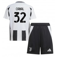 Camiseta Juventus Juan Cabal #32 Primera Equipación para niños 2024-25 manga corta (+ pantalones cortos)